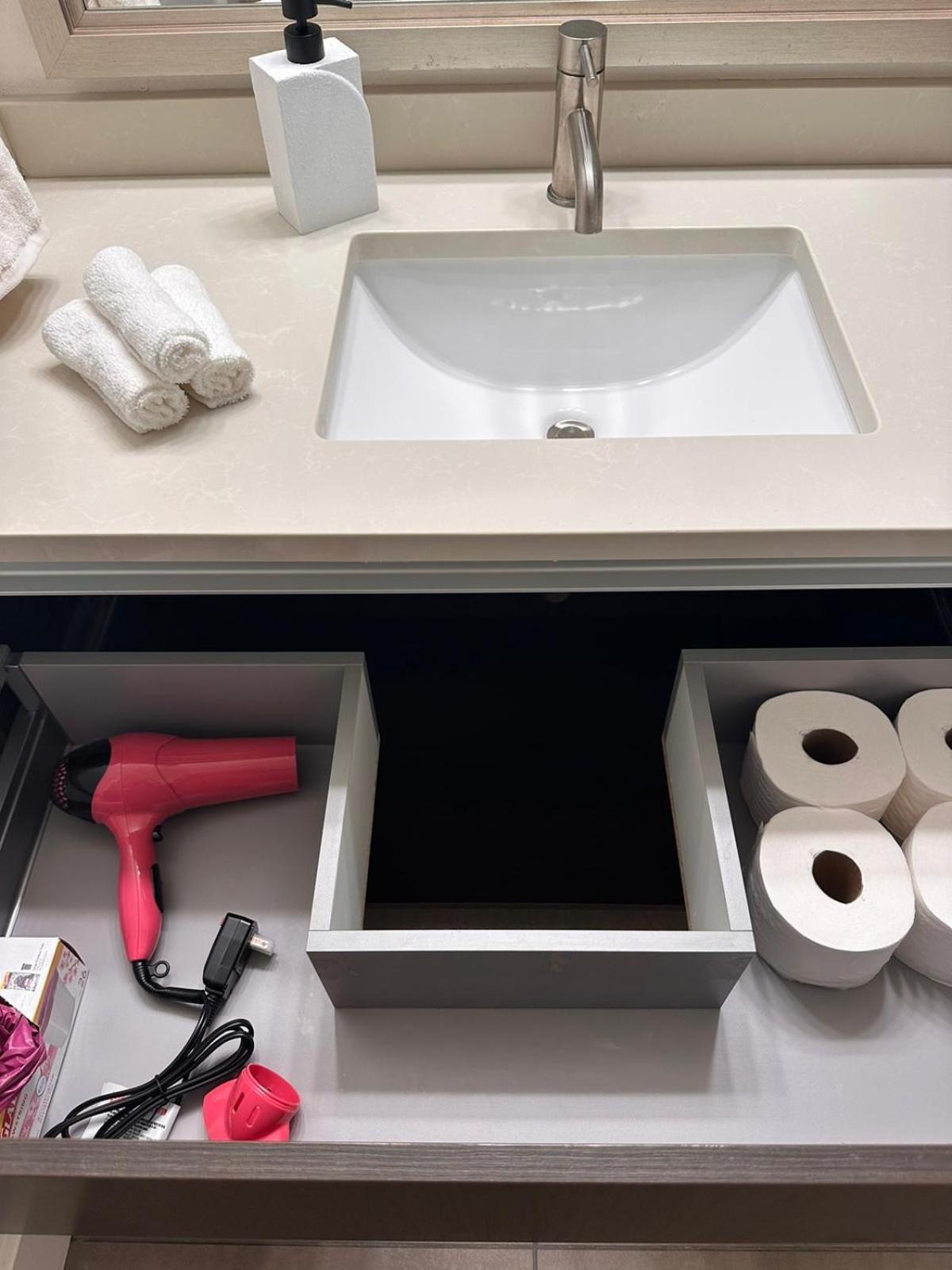 Cozy One Bedroom & Loft Sunset Free Off Site Parking And Wifi Appartamento *